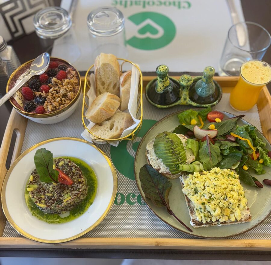 Brunch signature Le Chocolathé, œufs, avocat, fruits frais