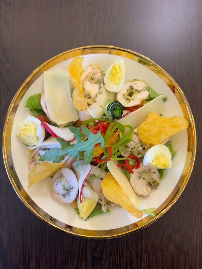 Salade Chocolathé avec poulet et herbes fraîches